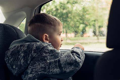 Imagen de un niño en el coche mirando por la ventana para prevenir el mareo cinético