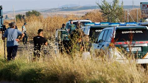 Guardia Civil buscando el arma del crimen en una acequia cerca de Mocejón