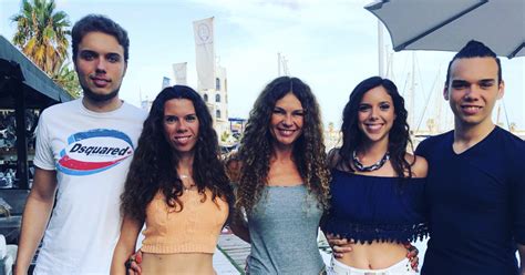 Fotografía familiar de los hijos de Alfonso Arús junto a sus padres durante la grabación de un programa de televisión.