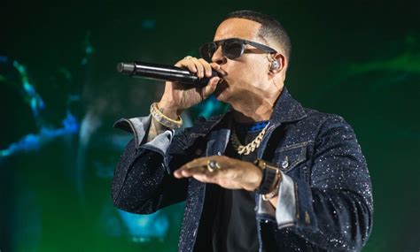 Foto de Daddy Yankee actuando en un concierto