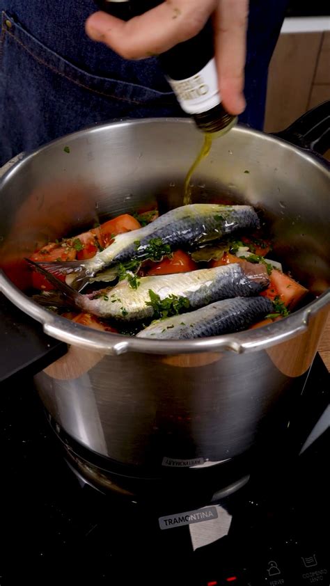 Olla con trozos de cabrito, ajo, cebolla y hojas de laurel hirviendo en agua