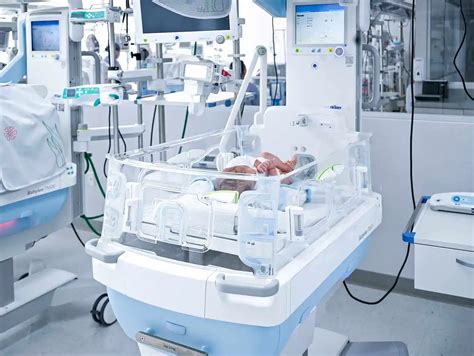 Fotografía de una habitación familiar en la unidad de neonatología equipada con tecnología de monitorización