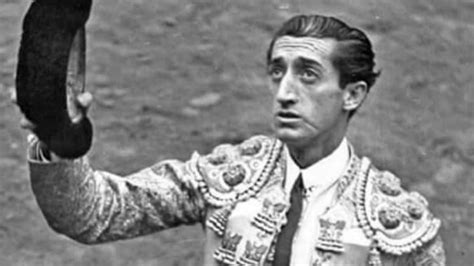 Fotografía histórica de Manolete en acción, mostrando su estilo sobrio y vertical característico