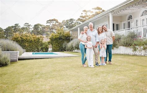 Foto de una familia disfrutando en el jardín de un alojamiento rural