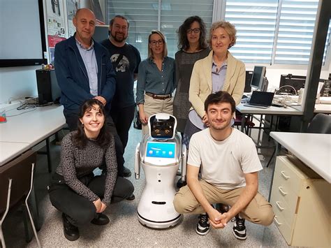 Grupo de investigadores y representantes de Aspanoa y I3A, destacando la colaboración en investigación oncológica pediátrica.