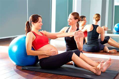 Mujer embarazada realizando ejercicio moderado
