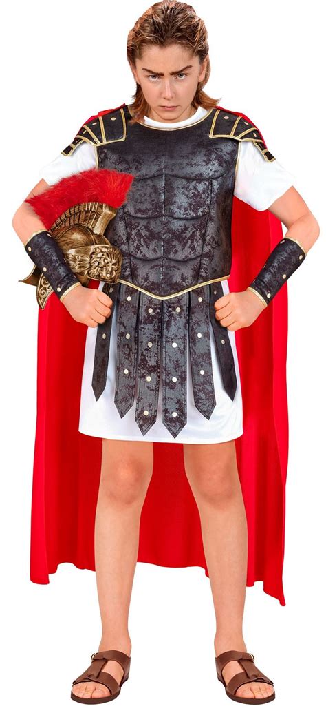 Fotografía de un niño luciendo un disfraz completo de soldado romano con túnica negra y accesorios.