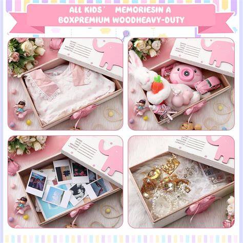 Caja de recuerdos para recién nacidos abierta con varios objetos dentro