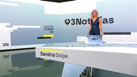 Fotografía de estudio de la periodista Sandra Golpe en el plató de Antena 3 Noticias