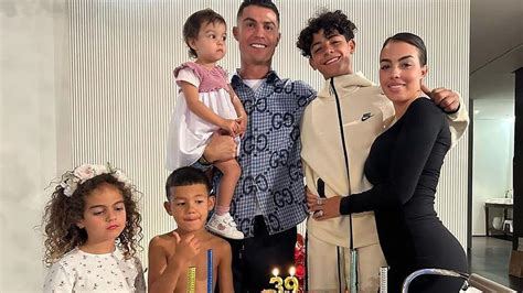 Foto de Cristiano Ronaldo y Georgina Rodríguez junto a sus hijos