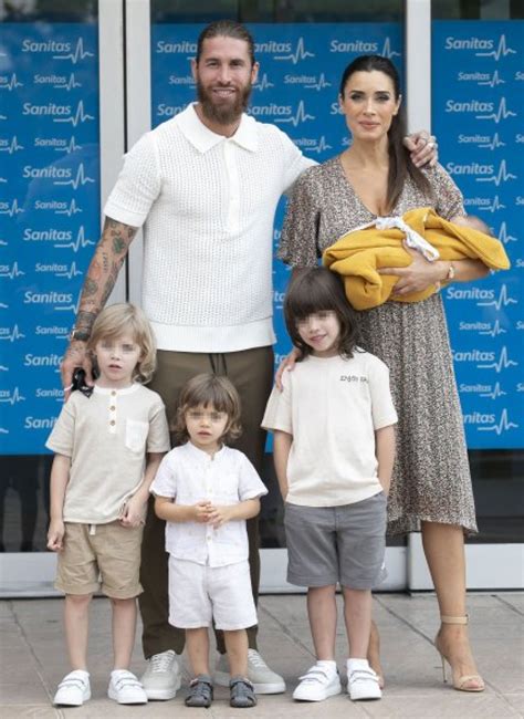 Pilar Rubio y Sergio Ramos posando con su cuarto hijo, Máximo Adriano, a las puertas del hospital.