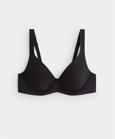 Mujer embarazada utilizando un sujetador athleisure de Oysho con un estilo moderno y cómodo