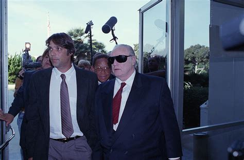 Fotografía de Christian Brando entrando a los tribunales para su juicio