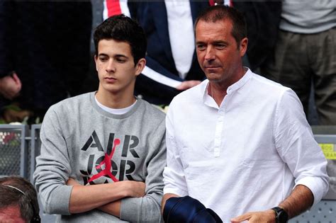 Manu Carreño con su hijo Sergio, quizás en un evento deportivo como un partido de tenis