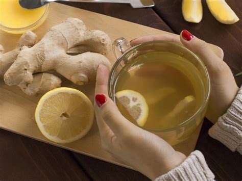 Mujer embarazada bebiendo una infusión de jengibre y limón
