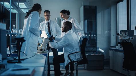 Investigadores del CERI trabajando con águilas