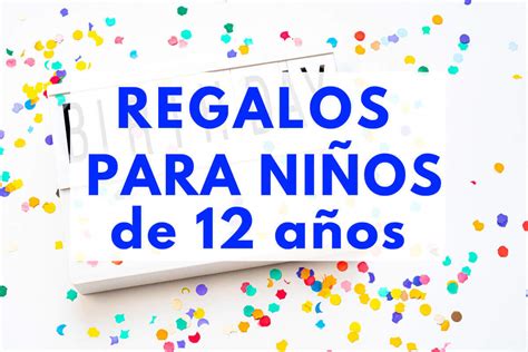 Foto de un niño de 12 años abriendo un regalo con entusiasmo