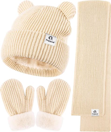 Foto: bebé con gorro, manoplas y calcetines en invierno
