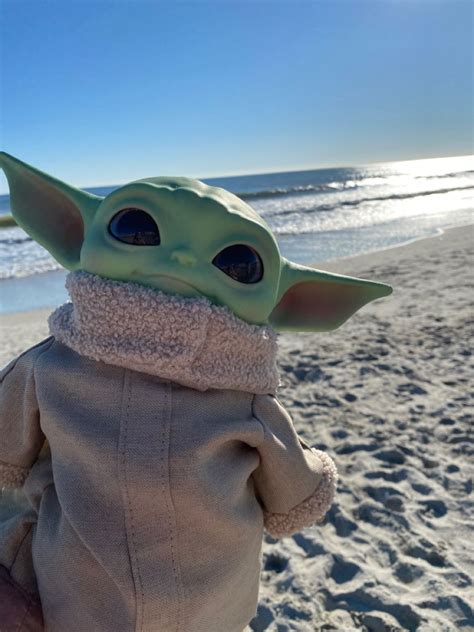 Bebé disfrazado de Baby Yoda en una sesión de fotos tierna