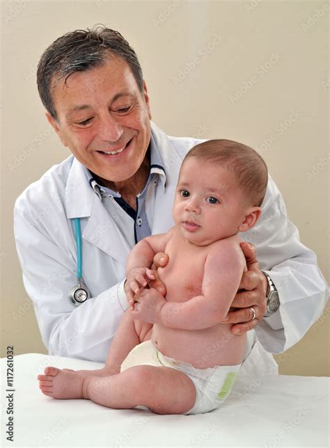 Imagen de un pediatra examinando a un bebé