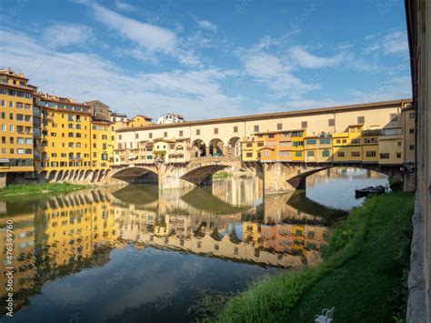 El Ponte Vecchio sobre el río Arno