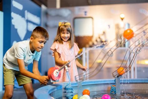 Foto de niños en un museo interactivo de Barcelona