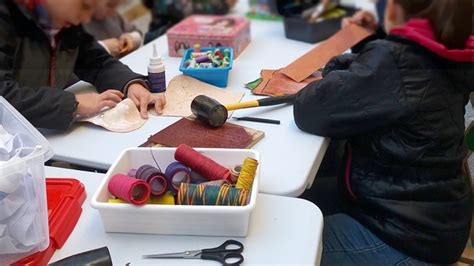 Niños participando en un taller creativo de arte