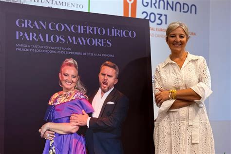 Imagen de la soprano Mariola Cantarero junto a personal médico y pacientes
