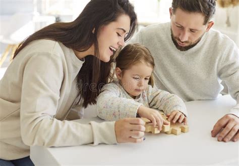 Imagen de una madre o padre interactuando felizmente con un bebé, simbolizando la conciliación