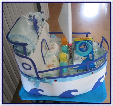 Barco de pañales con velas de goma eva y pequeños detalles decorativos