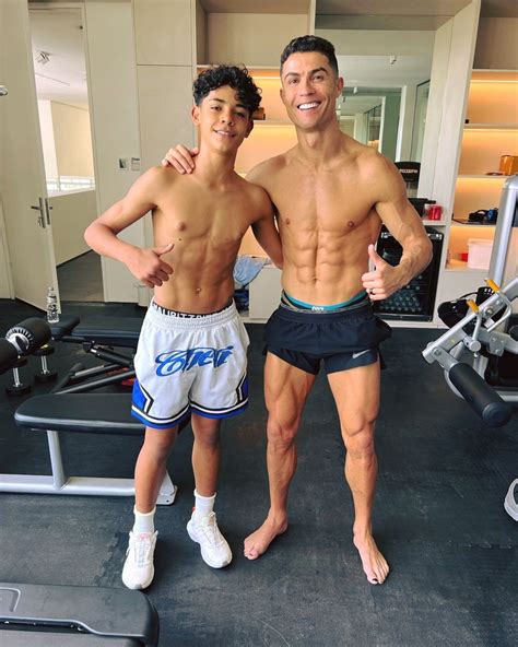 Foto de Cristiano Ronaldo y su hijo Cristiano Jr. posando sonrientes en un cumpleaños.