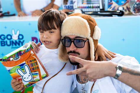 Fotomontaje con el barrio de Bad Bunny y una imagen de su preadolescencia