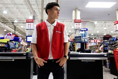 Bad Bunny en sus inicios, trabajando en un supermercado