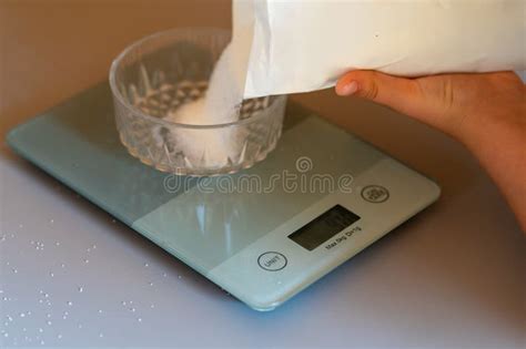 Balanza de cocina pesando un pañal