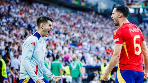 Foto de Mikel Merino celebrando un gol con la selección española