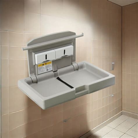 Fotografía de una estación de cambio de pañales horizontal de plástico ABS instalada en un baño público