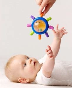 Bebé jugando con un sonajero artesanal