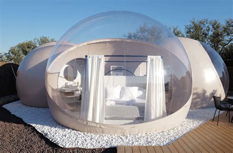 Tiendas de glamping de lujo bajo las estrellas en un paisaje natural