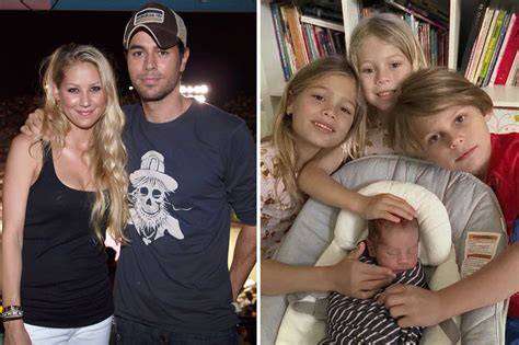 Foto familiar de Alberto Ruiz-Gallardón con su esposa y sus cuatro hijos