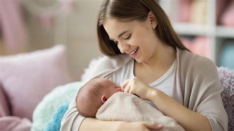 madre amamantando a su bebé