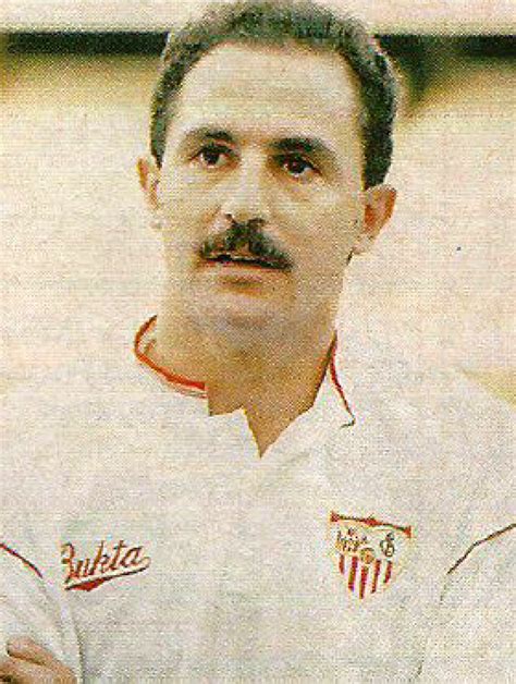 Luis de la Fuente como futbolista con el Sevilla F.C., con su característico bigote de la época