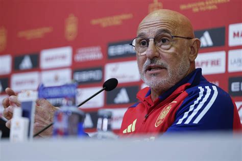 Luis de la Fuente dirigiendo un entrenamiento de la selección española de fútbol