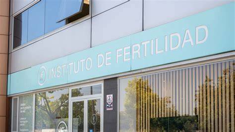 Esquema de un centro de fertilidad o laboratorio con equipo médico