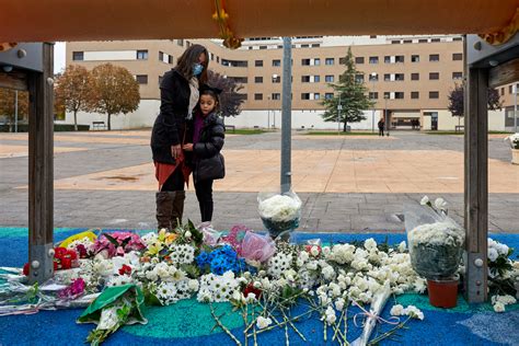 Fotografía de un homenaje o de flores depositadas en el IES Averroes