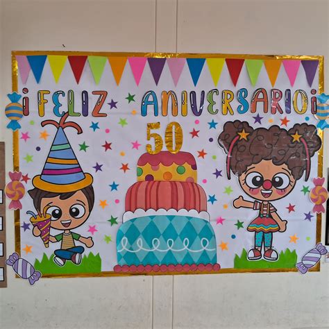 Fotografía de la concentración de aniversario con globos y pancartas