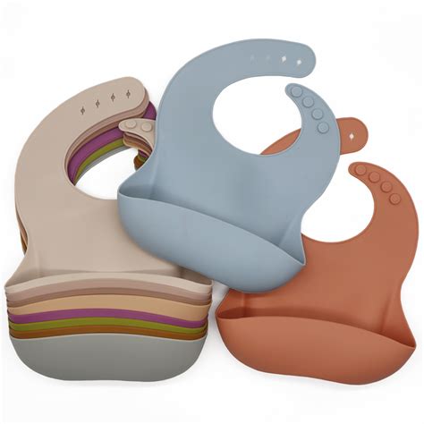 Baberos de silicona de diferentes colores y diseños.