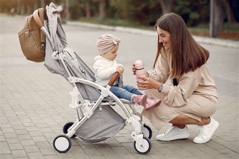 Diferentes tipos de carritos de bebé, incluyendo sistemas de viaje.