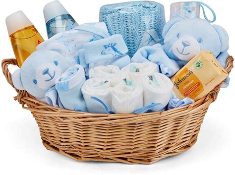 Selección de regalos originales para bebés: sonajero, doudou, babero impermeable y juego de biberones.