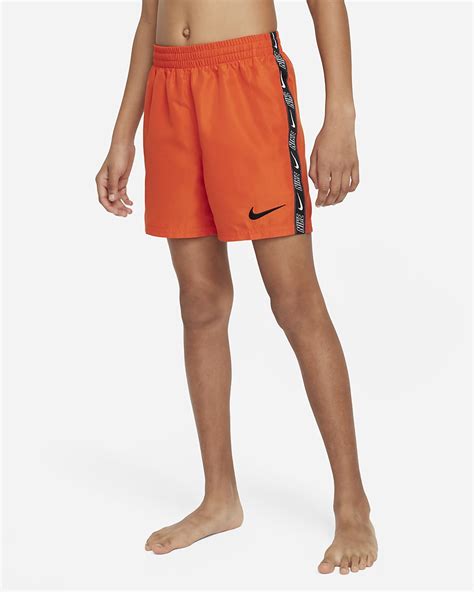 Niño usando camiseta Nike y bañador