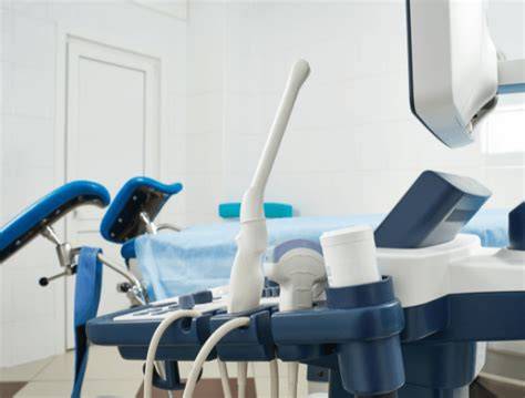 Equipo de ecografía transvaginal utilizado para el diagnóstico de quistes ováricos